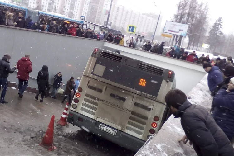 Ônibus perde controle e invade uma passagem movimentada de pedestres em Moscou, na Rússia (REUTERS/Yuri Kibirov/Reuters)