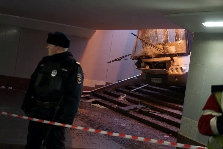 Imagem postada nas redes sociais mostra acidente de ônibus que deixou quatro mortos em Moscou, na Rússia (Courtesy of Alexey Abanin/via REUTERS/Reuters)