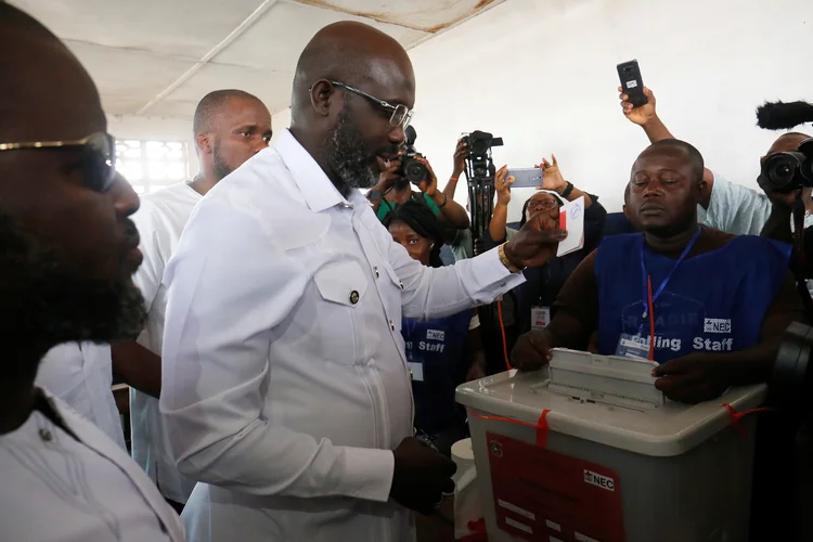 George Weah vota em Monróvia (Thierry Gouegnon/Reuters)