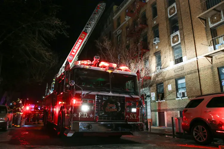 Bombeiros em incêndio no Bronx, em Nova York, dia 28/12/2017 (Amr Alfiky/Reuters)