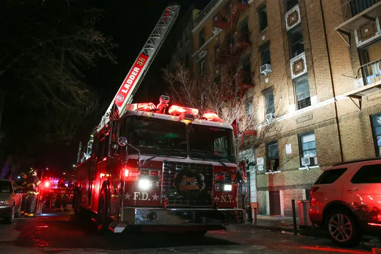 Bombeiros: O prefeito advertiu que o número de vítimas pode aumentar (Amr Alfiky/Reuters)