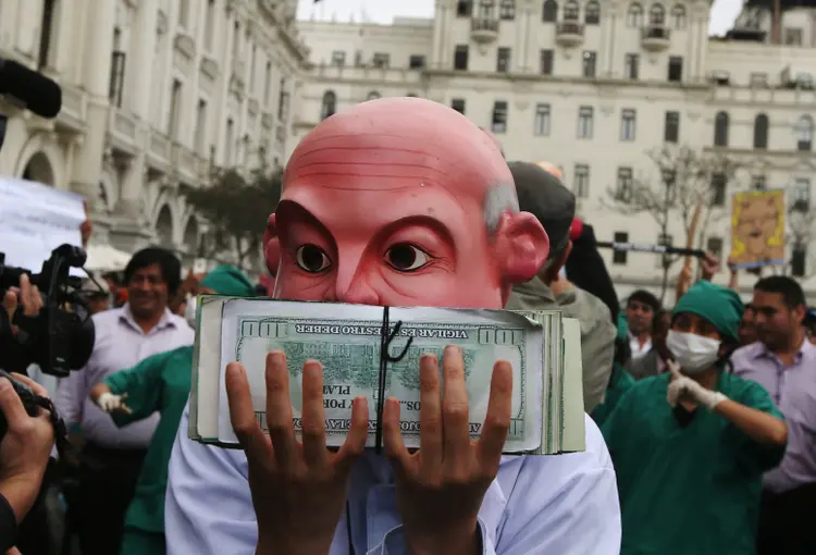 Protesto no Peru: "Estou marchando contra essa afronta, esse insulto que sentimos agora que o ditador Fujimori foi perdoado" (Guadalupe Pardo/Reuters)