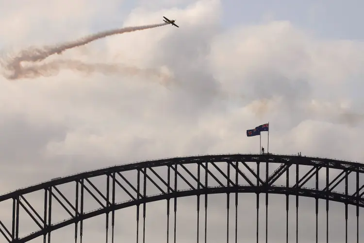 Avião de acrobacia voando no céu de Sidney como parte das comemorações de ano novo (David Gray/Reuters)