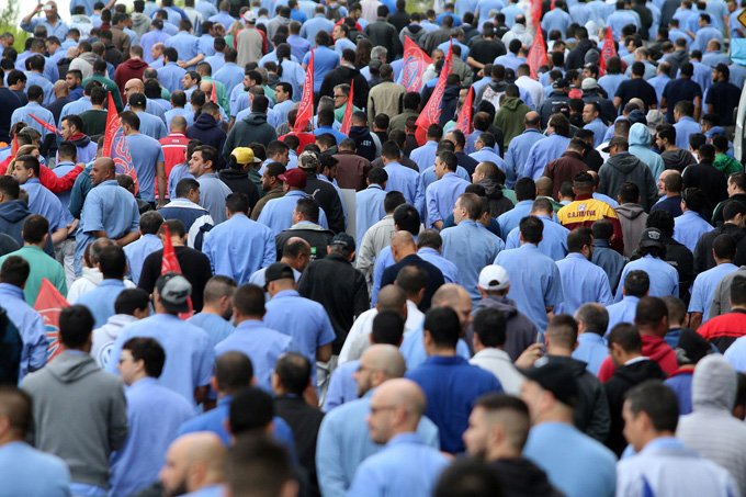 Trabalhadores da Volkswagen fazem manifestação contra reforma