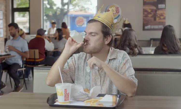 Comercial do Burger King: brincadeira com tamanho do lanche (Burger King/Divulgação)
