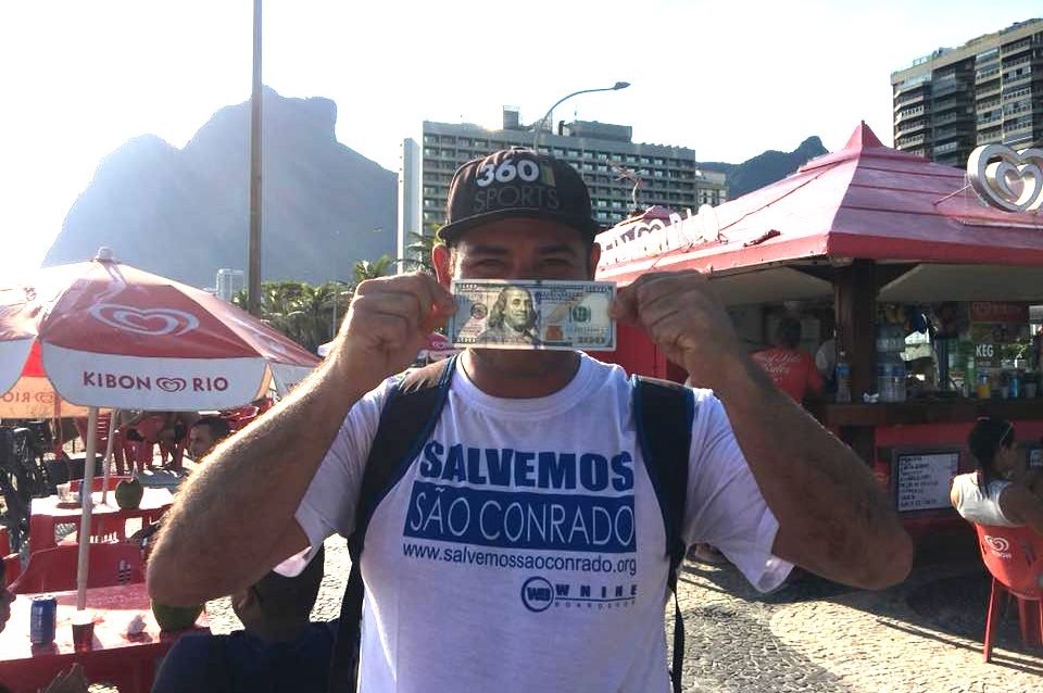 Carioca acha carteira com R$ 5 mil na praia e devolve para o dono