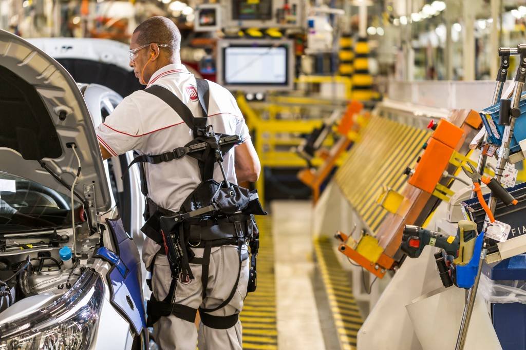 Fiat indica futuro do trabalho com uso de exoesqueletos