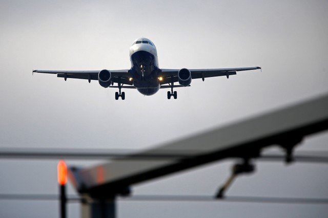 Preços de bilhetes aéreos caíram em média 22% na pandemia. Passagens para Aracaju, em Sergipe, ficaram 32% mas baratas (Pierre Albouy/Reuters)