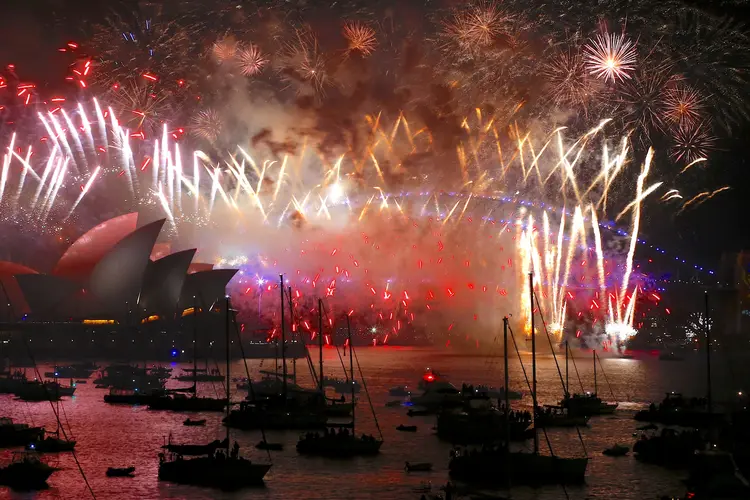 Ano - Novo: fogos de artifício dão as boas vindas a 2018 em Sydney, na Austrália (David Gray/Reuters)