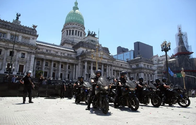 BUENOS AIRES: Na Argentina, polícia reprimiu com violência manifestações contra a reforma da previdência, na quinta-feira (14) (Agustin Marcarian/Reuters)