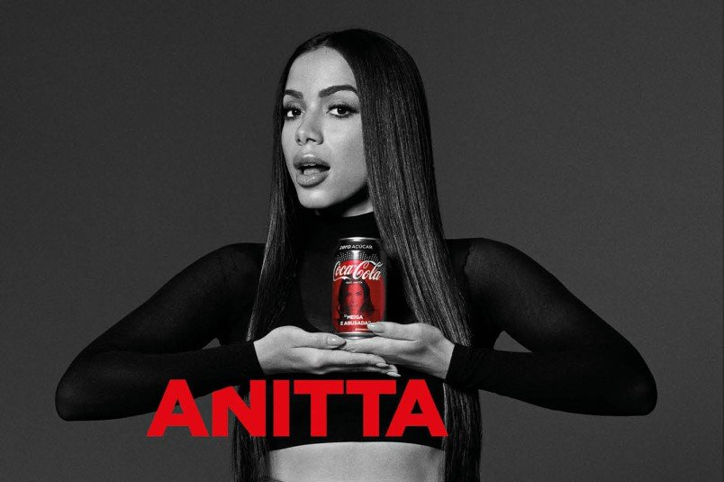 Anitta em campanha da Coca-Cola: dez artistas estampados nas latas e votação dos fãs (Coca-Cola/Divulgação)