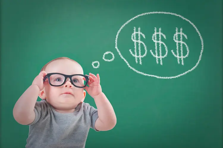 Bebê pensando em dinheiro: campanha é válida para crianças que nascerem entre 0h e 2h do dia 1º (kevinmayer/Thinkstock)