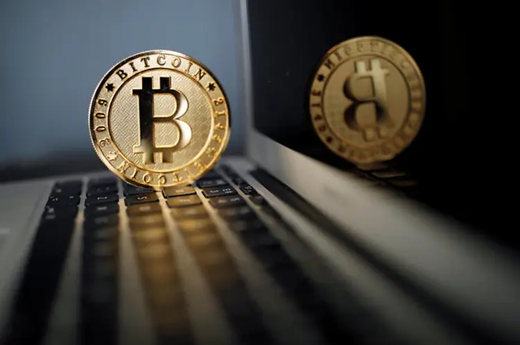 Bitcoin: na semana, o bitcoin acumula queda de cerca de 30% (Benoit Tessier/Illustration/Reuters)