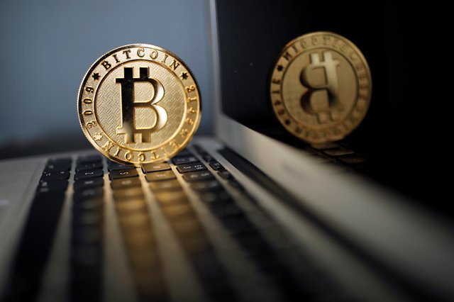 Bitcoin: "eles vêem no desregulamentado e amplamente inseguro mundo das moedas digitais uma grande oportunidade para atacar pessoas, empresas e bolsas" (Benoit Tessier/Illustration/Reuters)