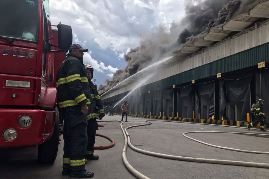 Depósito de supermercado pega fogo em Osasco