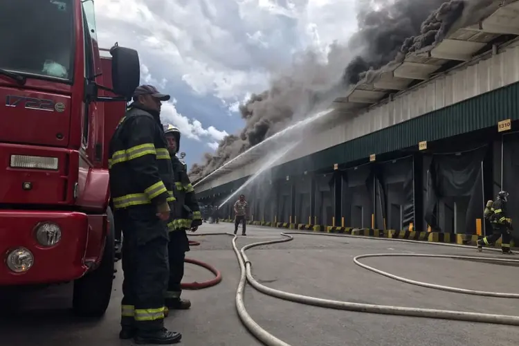 Incêndios: segundo o Corpo de Bombeiros, quinze viaturas foram enviadas ao local (Twitter/Bombeiros PMESP/Reprodução)