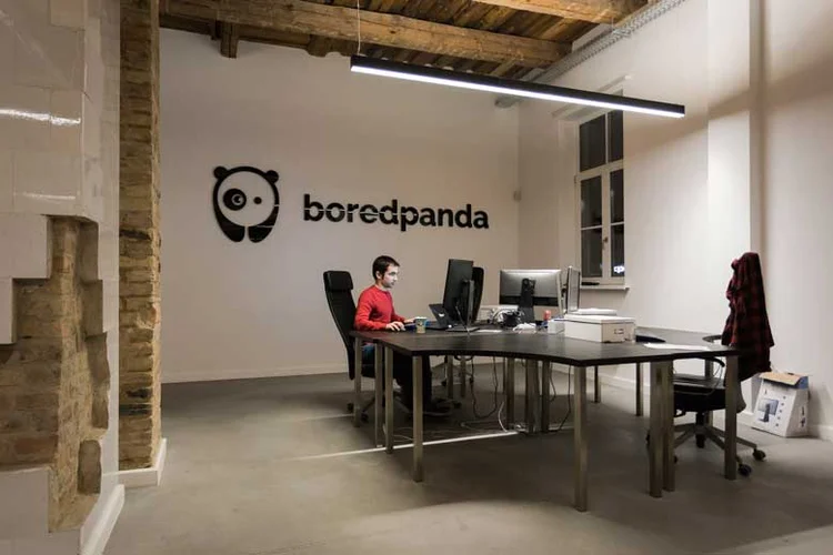 TOMAS BANISAUSKAS, FUNDADOR DO BORED PANDA: "a única maneira de sobreviver nesta indústria é criar valor em longo prazo através de seguidores leais" (Andrej Vasilenko/The New York Times)