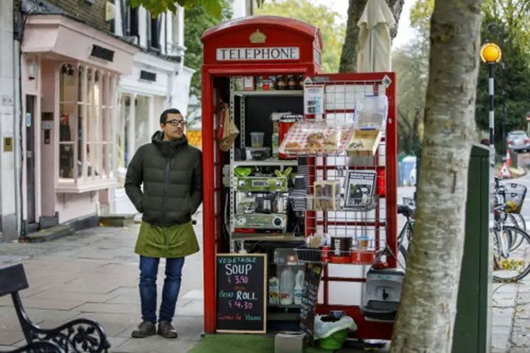 Cabine telefônica transformada em coffee shop em Londres (Tolga Akmen/AFP)