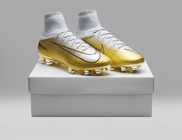 Nike cria chuteira para comemorar 5ª Bola de Ouro de CR7