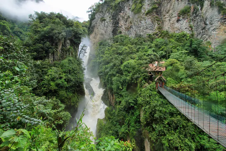 Cachoeira no Equador: terremoto sacudiu durante a madrugada uma região pouca povoada da Amazônia peruana, sem causar danos graves (estivillml/Thinkstock)
