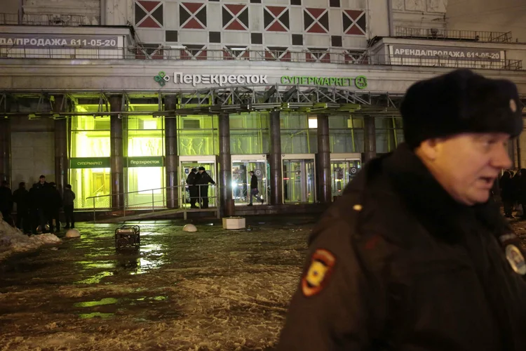 Policial investiga explosão em supermercado na cidade de São Petersburgo, Rússia (Anton Vaganov/Reuters)