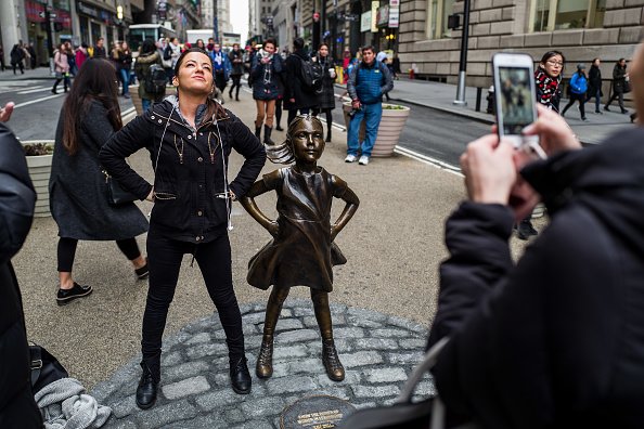 FEARLESS GIRL: A questão feminina, nos seus vários aspectos, foi, provavelmente, a mais relevante do ano / Drew Angerer/Getty Images