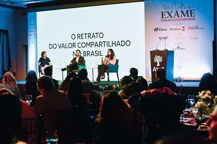 Cristiane Mano (à esq.), editora executiva de EXAME; Heiko Spitzeck, gerente executivo do núcleo de sustentabilidade da Fundação Dom Cabral; e Regina Magalhães, executiva sênior de sustentabilidade da Schneider Electric: os executivos de sustentabilidade precisam se aproximar da área financeira da companhia (Alexandre Battibugli/Exame)