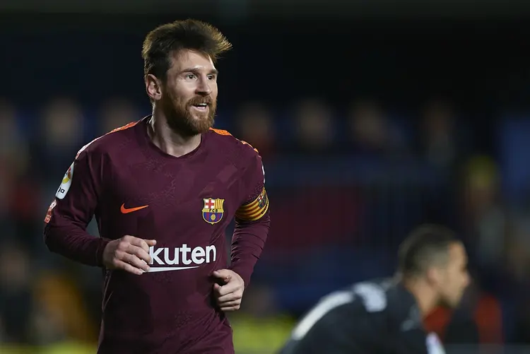 Messi: no Instagram circula um vídeo do astro argentino dando autógrafos vestido com uma camiseta do banco russo (Fotopress/Getty Images)