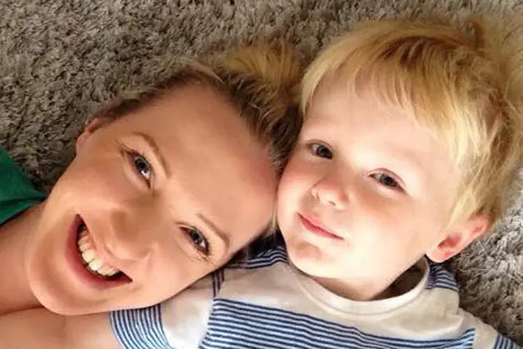 A americana Gemma Chalmers com seu filho: mãe, faxineira, motorista e muito mais (Gemma Chalmers/ Facebook/Divulgação)