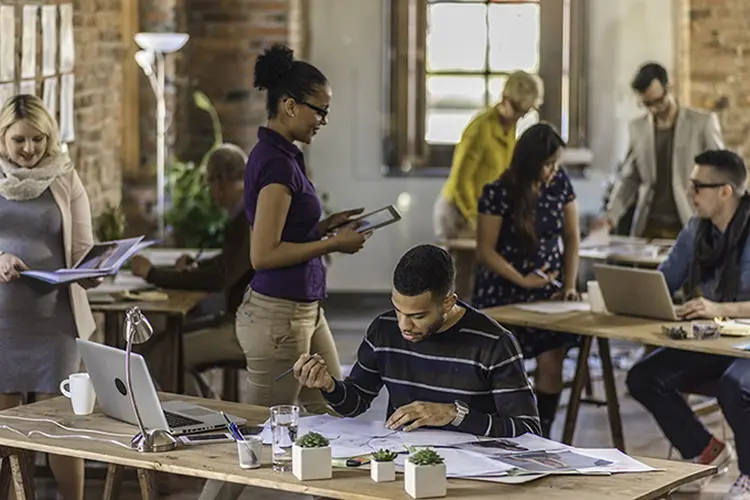 Negócios de coworking movimentam 82 milhões de reais no Brasil e disponibilizam 56 000 estações de trabalho (vm/Getty Images)