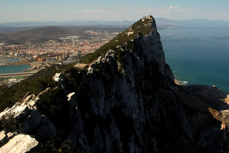 La Linea, cidade espanhola, é vista com o território britânico de Gibraltar ao fundo (Jon Nazca/Reuters)