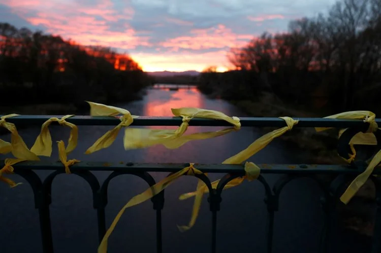 PONTE EM GIRONA: o amarelo símbolo da Catalunha vai ficando mais presente à medida em que nos aproximamos da cidadezinha (Juan Medina/Reuters)