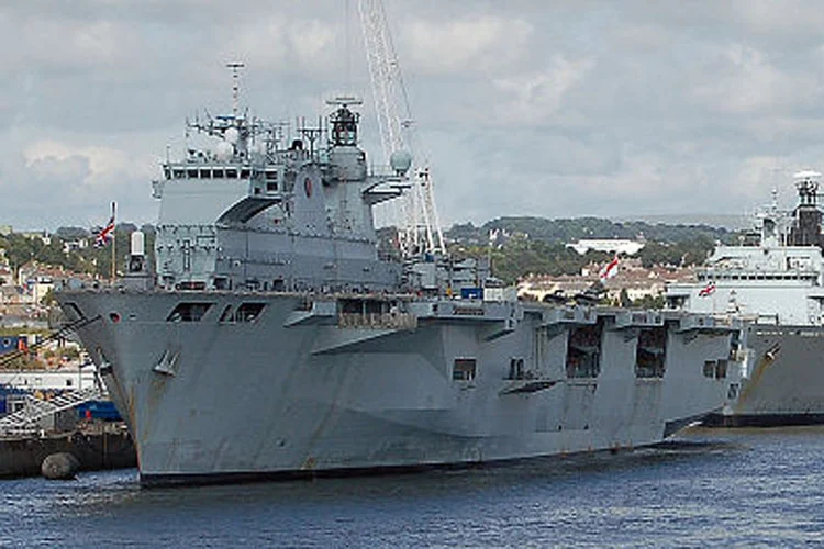 HMS Ocean-L12: navio leva 18 helicópteros de vários tipos, entre os quais os preparados para missões antissubmarino, de ataque e apoio à tropa (Foto/Wikimedia Commons)