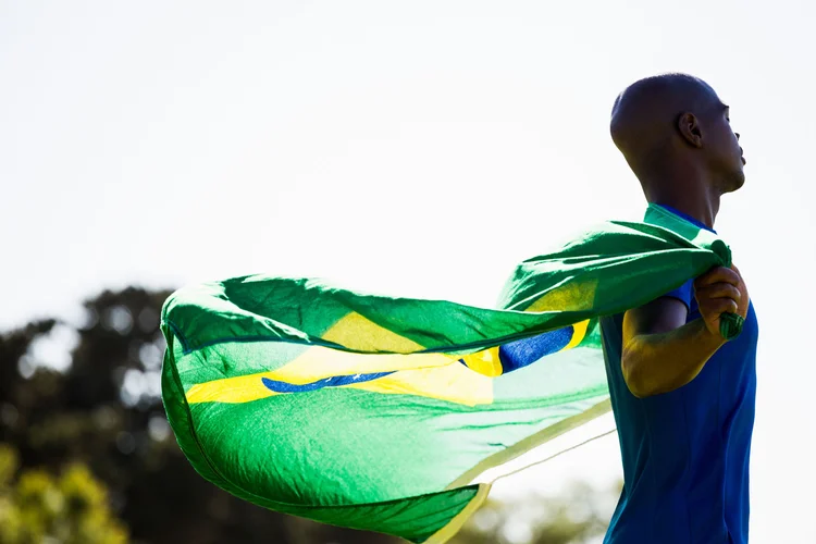 Homem negro com bandeira do Brasil (Wavebreakmedia/Thinkstock)