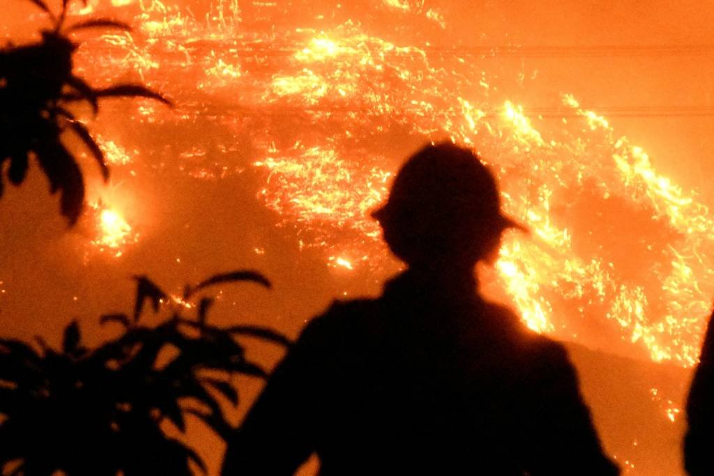 Maior incêndio florestal da Califórnia aumenta durante a noite