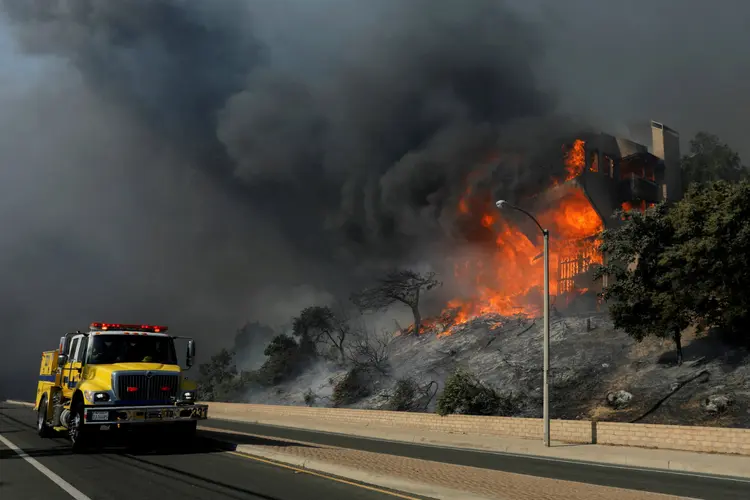Incêndio em Ventura: condado de Los Angeles orientou os moradores a não saírem de casa (Mike Blake/File Photo/Reuters)