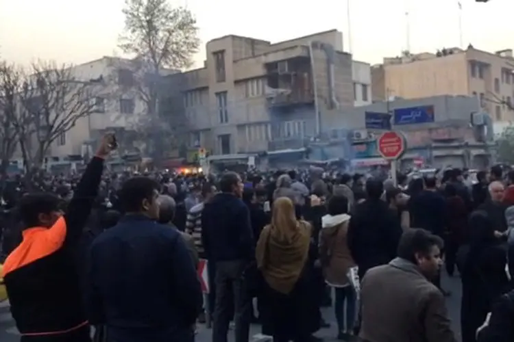 Imagem de vídeo dos protestos no Irã obtida pela agência Reuters.  (Reuters/Reuters)