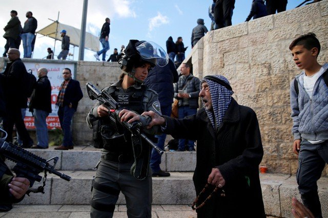 PALESTINO DISCUTE COM POLICIAL ISRAELENSE: Jerusalém ilustra muito bem a força e a fraqueza das crenças humanas / Ammar Awad/ Reuters