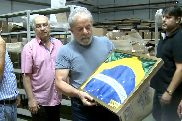 Lula: o ex-presidente visitou seus bens acompanhado do presidente do Instituto Lula, Paulo Okamotto (Facebook/Reprodução)
