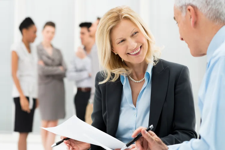 pessoas mais velhas conversando no trabalho (foto/Thinkstock)