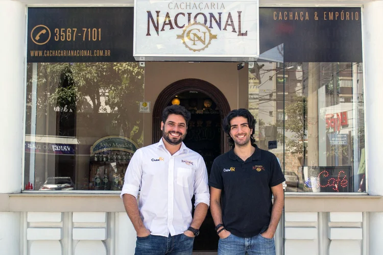 Marcos Paolinelli e Rafael Araújo, da Cachaçaria Nacional: negócio começou pela percepção de demanda por cachaças artesanais de vários estados (Cachaçaria Nacional/Divulgação)