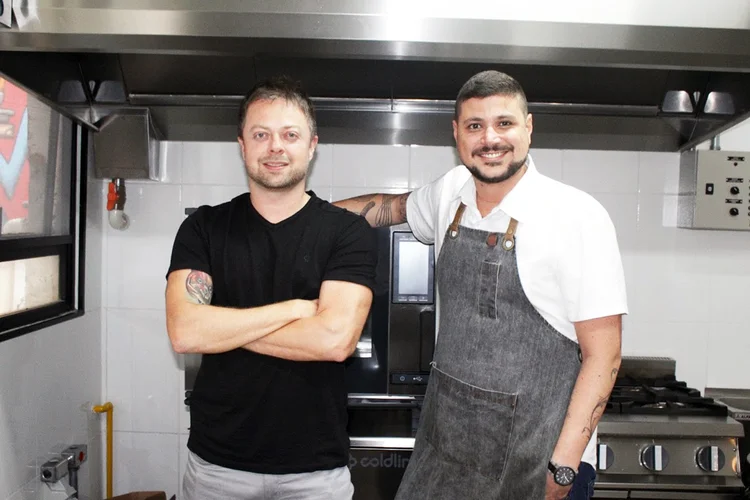 Raul Lemos e Caio Romano, sócios do negócio Mení: ideia surgiu assim que Lemos participou do reality show MasterChef, no ano de 2015 (Mení/Divulgação)