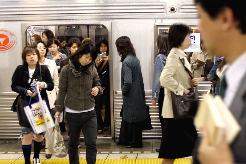 Tóquio testa app que ajuda grávidas a achar assentos no metrô