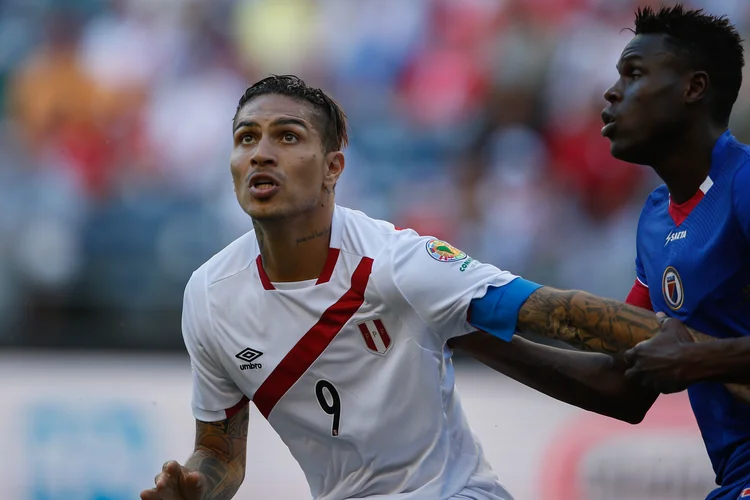 O jogador peruano Paolo Guerrero ganha uma série documental na Netflix. (Otto Greule Jr/Getty Images)