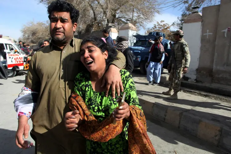 Homem e mulher fogem após ataque de atirador em Igreja Metodista: Quetta é uma das localidades mais conflituosas do Paquistão  (Naseer Ahmed/Reuters)