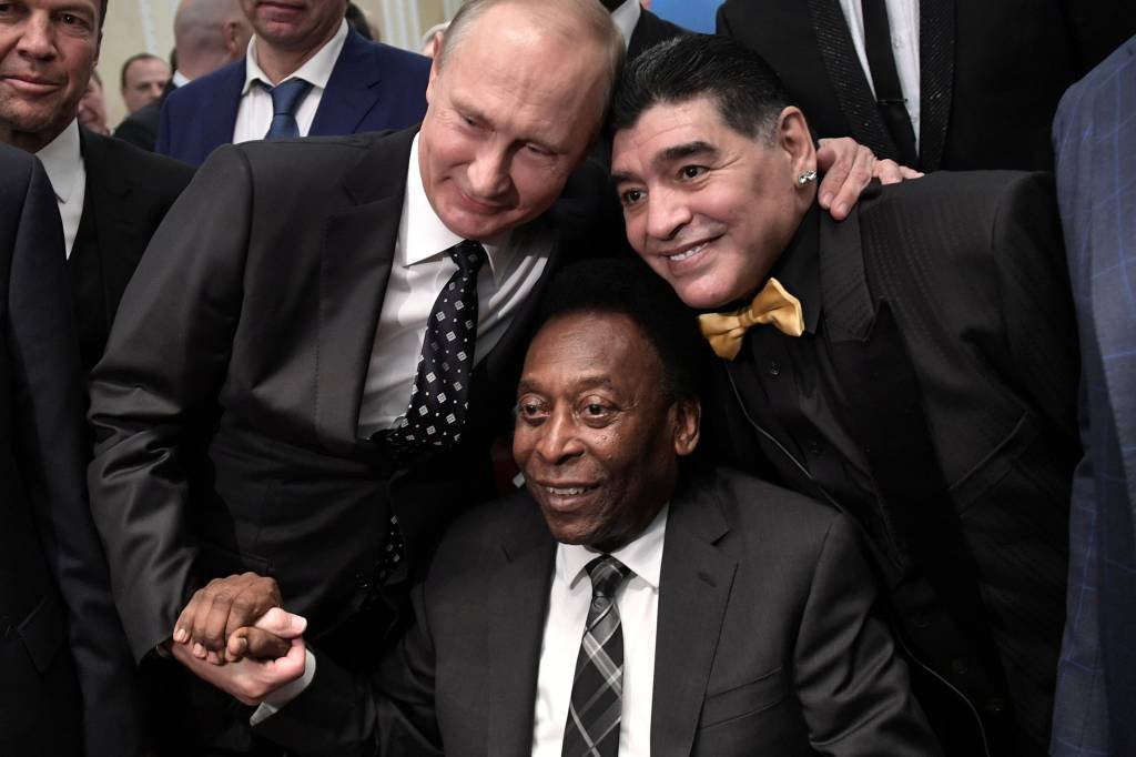 Em cadeira de rodas, Pelé é ovacionado em sorteio da Copa