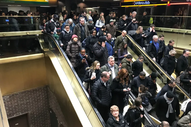 Pessoas deixam terminal de ônibus em Manhattan, Nova York (Edward Tobin/Reuters)