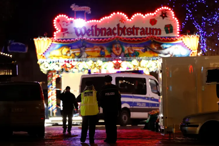 Polícia evacua o local: mercados de rua de Natal abriram esta semana em toda a Alemanha sob fortes medidas de segurança (Fabrizio Bensch/Reuters)