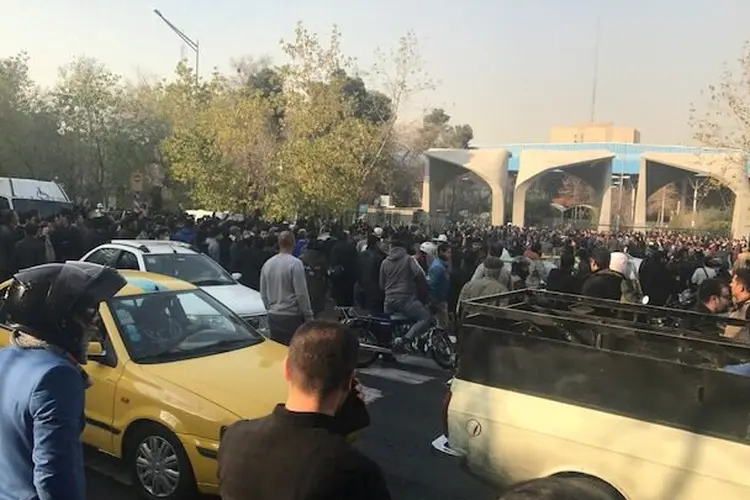 Protesto: manifestantes em 30 de dezembro perto da universidade de Teerã (imagem obtida das redes sociais/Reuters)