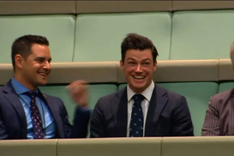 Ryan Bolger reage a pedido de casamento de seu companheiro, Tim Wilson, no Parlamento australiano (Australian Parliament via Seven News/AFP)